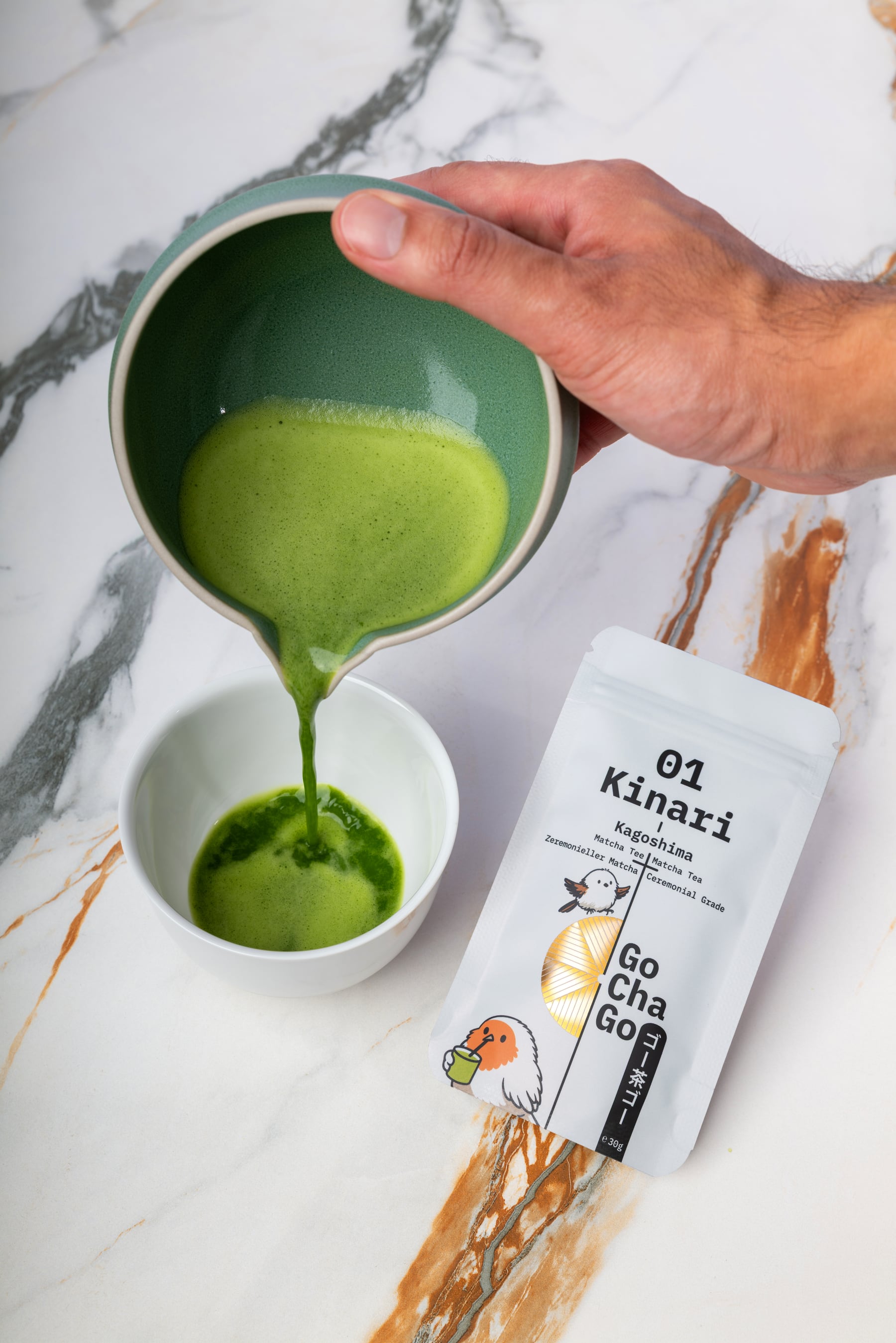 Kinari Matcha wird neben der Produktverpackung in eine Schale gegossen