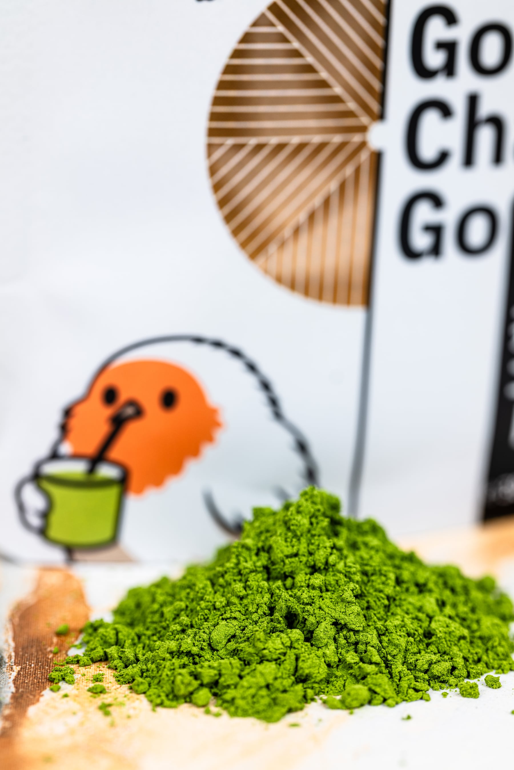 Detailaufnahme von leuchtend grünem Kinari Matcha-Pulver vor der Verpackung