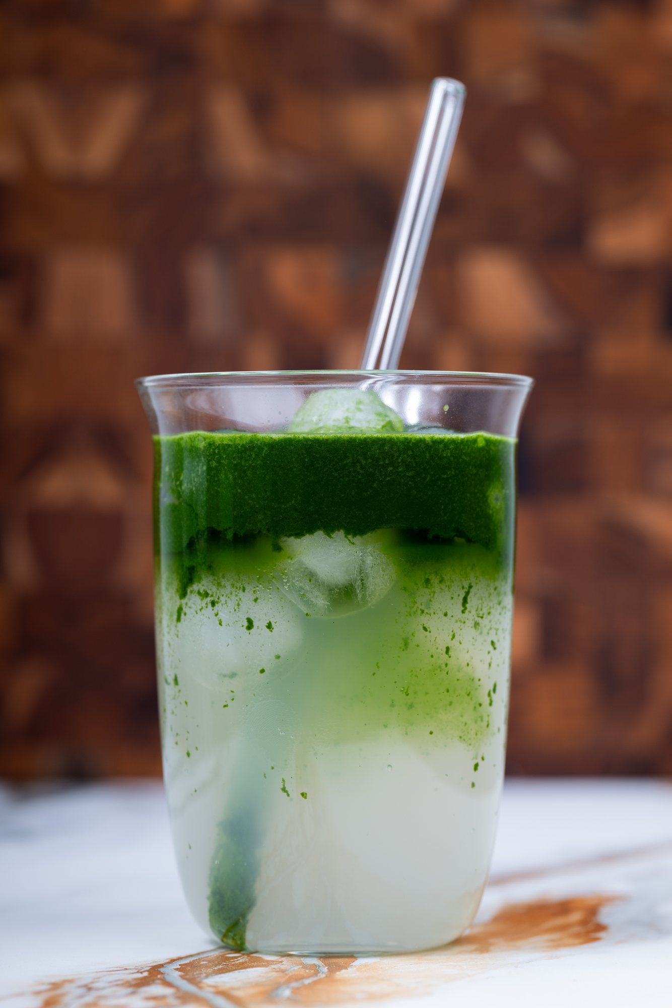 Iced Matcha mit Eis und Glasstrohhalm